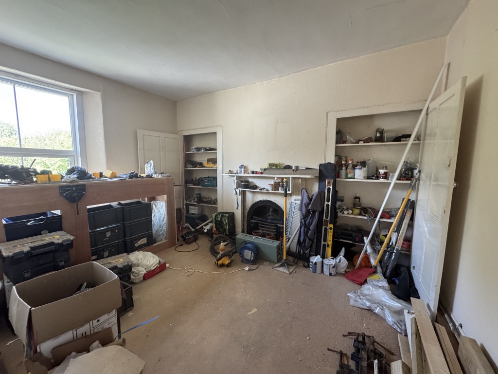 Lot: 33 - SUBSTANTIAL PROPERTY PREVIOUSLY ARRANGED AS TWO FLATS REQUIRING IMPROVEMENT - 41 Bedroom three